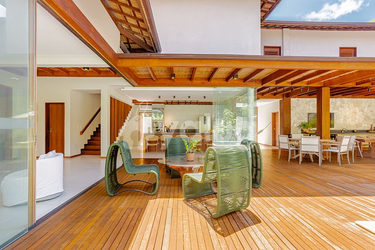 Linda Casa Alto Padrão 5 suítes com piscina Praia do Forte