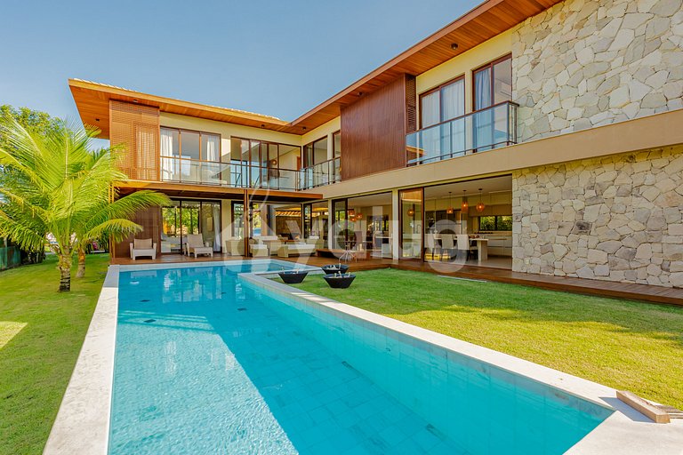 Linda Casa de Alto Padrão com 5 suítes em Praia do Forte