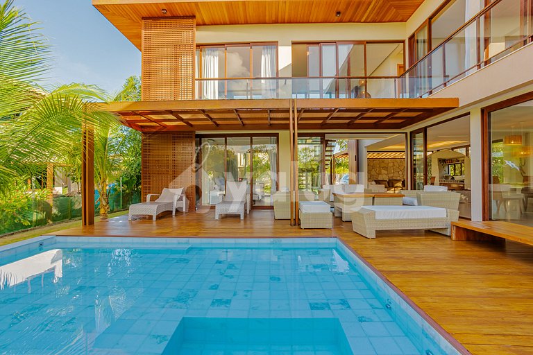 Linda Casa de Alto Padrão com 5 suítes em Praia do Forte