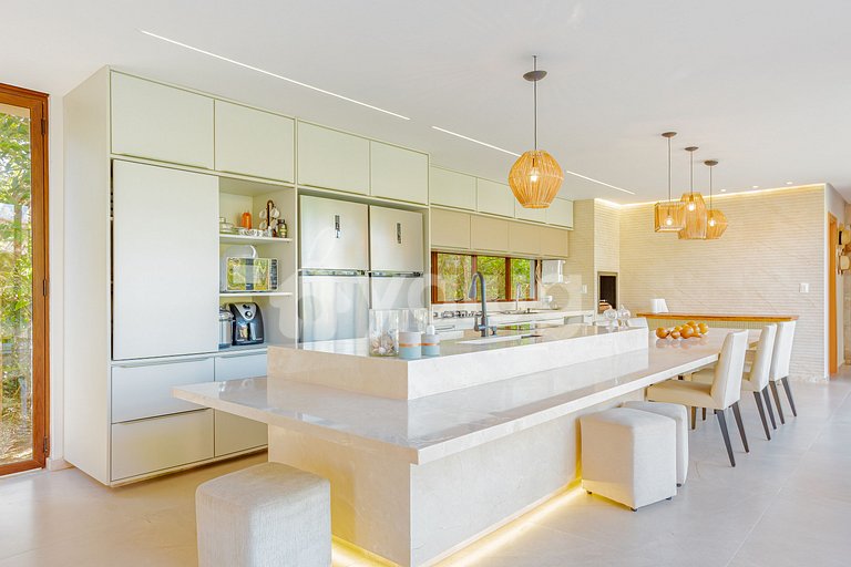 Linda Casa de Alto Padrão com 5 suítes em Praia do Forte