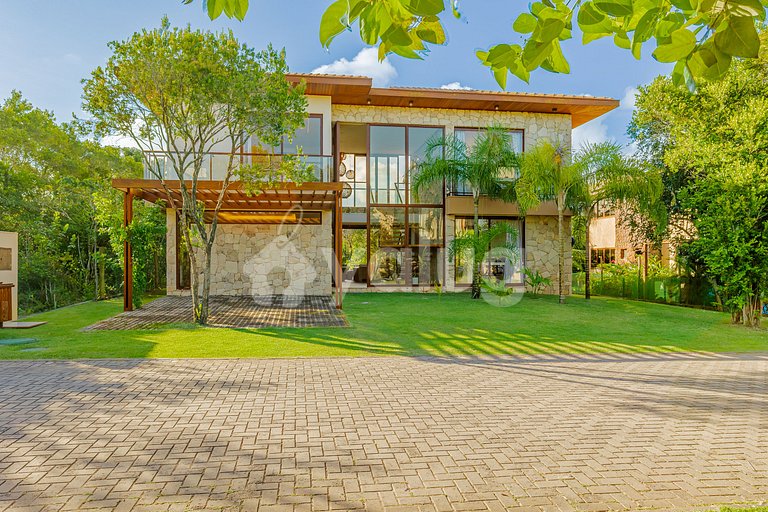 Beautiful Luxury House with 5 Suites in Praia do Forte