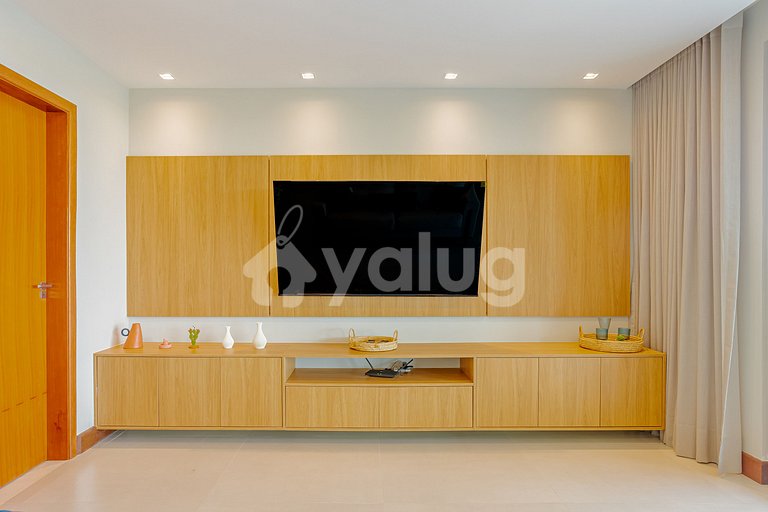 Luxury house with hot tub and 6 suites.