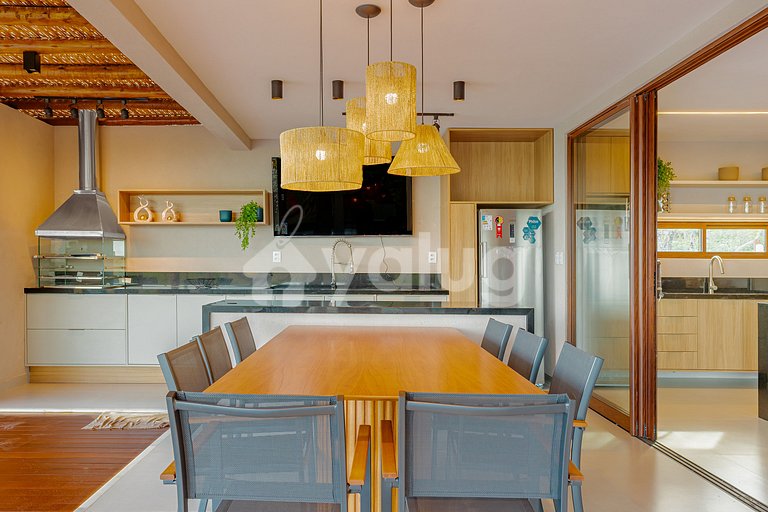 Luxury house with hot tub and 6 suites.