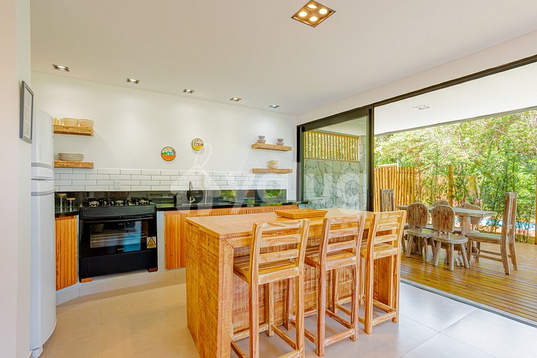 Casa con 4 dormitorios y piscina privada en Praia do Forte.