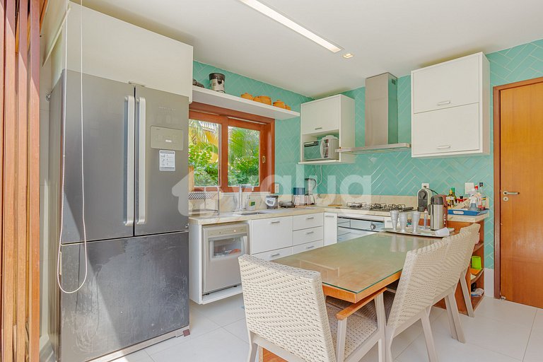 Great 4-Suite House with Pool in Guarajuba