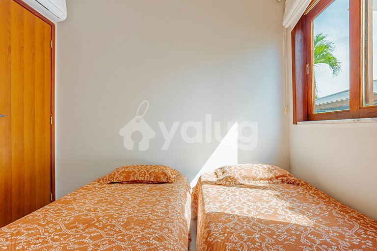 Great 4-Suite House with Pool in Guarajuba