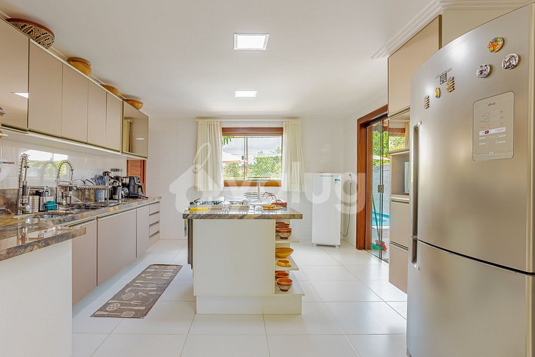 Casa completa de Alto Padrão com piscina em Praia do Forte