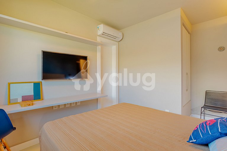 Luxury mansion with 5 suites, beachfront with private pool.