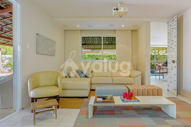 Luxury mansion with 5 suites, beachfront with private pool.