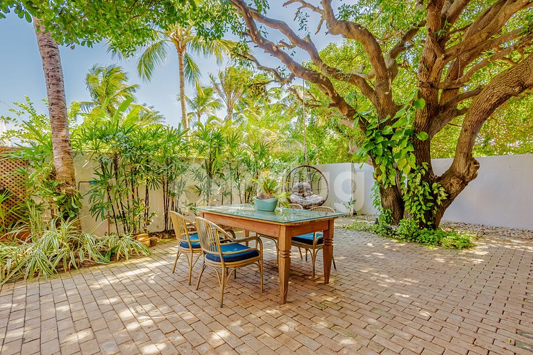 Luxury mansion with 5 suites, beachfront with private pool.