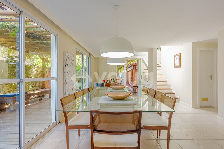 Luxury mansion with 5 suites, beachfront with private pool.