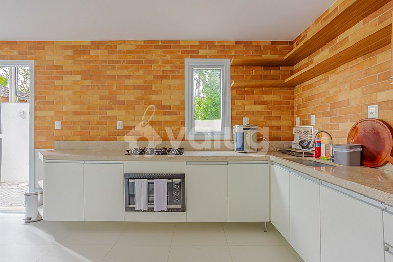 Beautiful House with Pool, 5 Bedrooms, 350m from the Beach