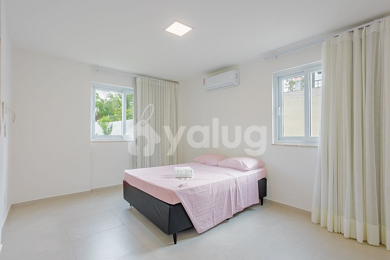 Beautiful House with Pool, 5 Bedrooms, 350m from the Beach