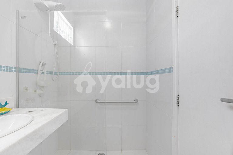 Hermosa casa con piscina cerca de la playa - Guarajuba