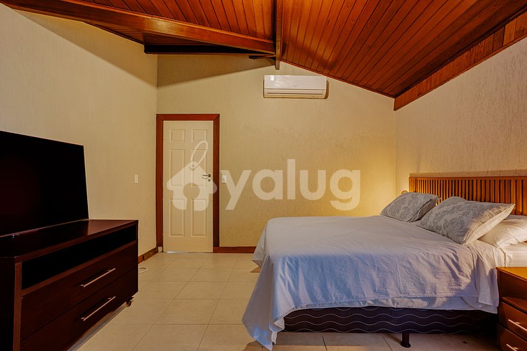 Excellent 6 bedroom house 200m from the beach-Praia do Forte