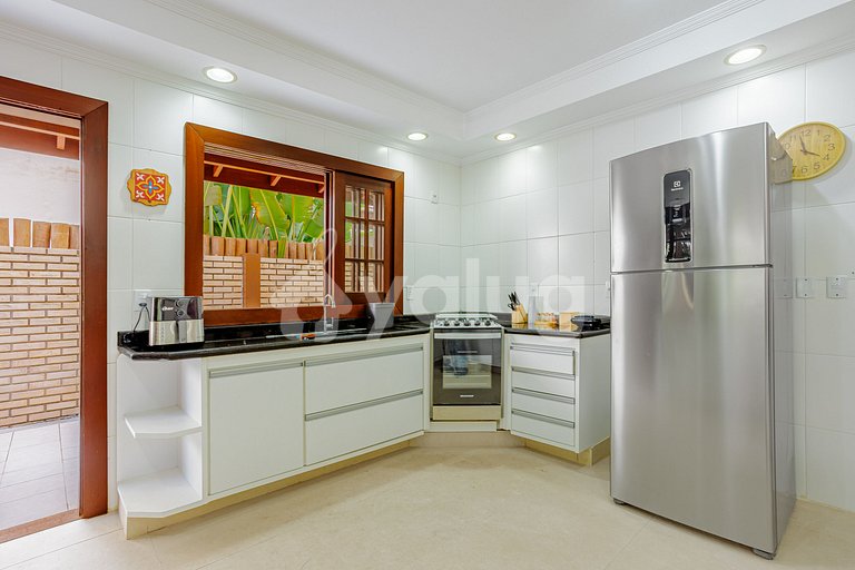 Excellent 6 bedroom house 200m from the beach-Praia do Forte