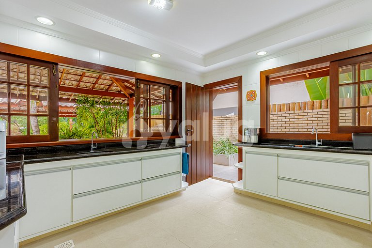 Excellent 6 bedroom house 200m from the beach-Praia do Forte