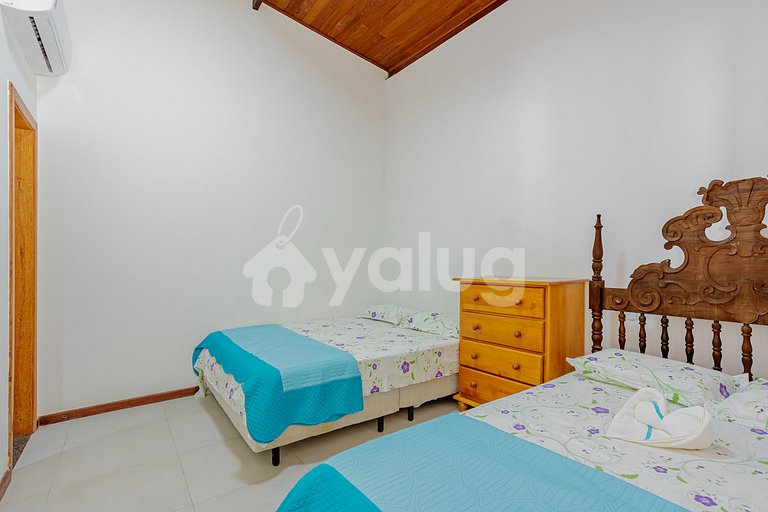 Excelente Casa c/ 8 quartos e piscina a 350m da praia