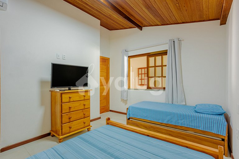 Excelente Casa c/ 8 quartos e piscina a 350m da praia