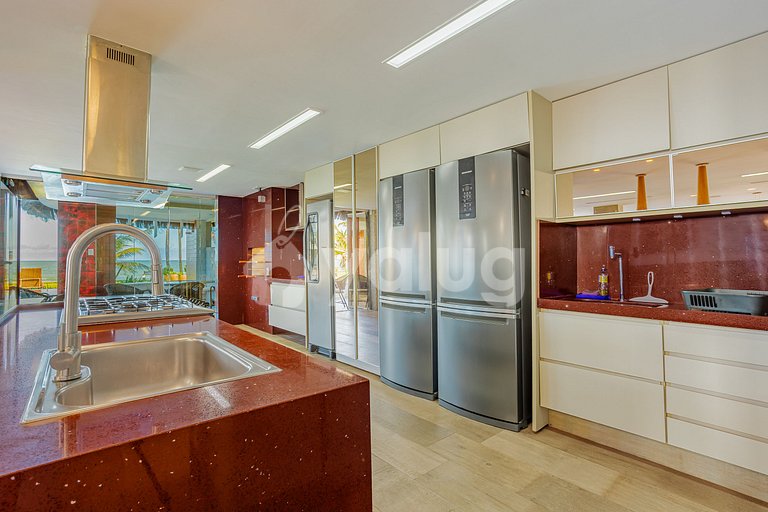 GB143 Beautiful Beachfront Mansion with 6 Suites and Pool