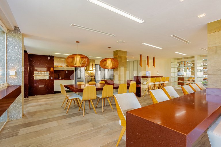 GB143 Beautiful Beachfront Mansion with 6 Suites and Pool