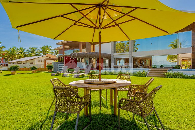 GB143 Beautiful Beachfront Mansion with 6 Suites and Pool