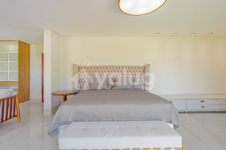 GB143 Beautiful Beachfront Mansion with 6 Suites and Pool