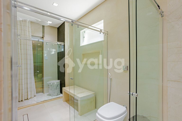 GB143 Beautiful Beachfront Mansion with 6 Suites and Pool