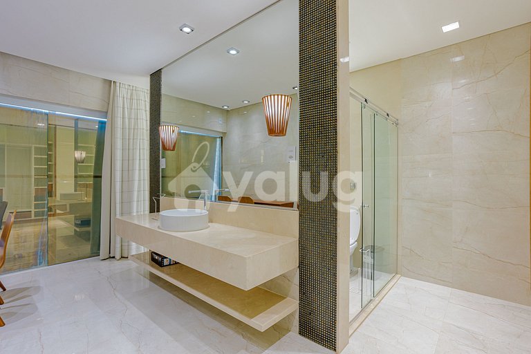 GB143 Beautiful Beachfront Mansion with 6 Suites and Pool