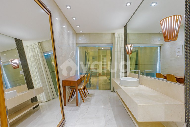 GB143 Beautiful Beachfront Mansion with 6 Suites and Pool