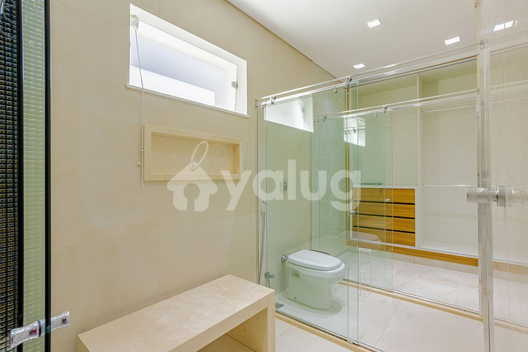 GB143 Beautiful Beachfront Mansion with 6 Suites and Pool