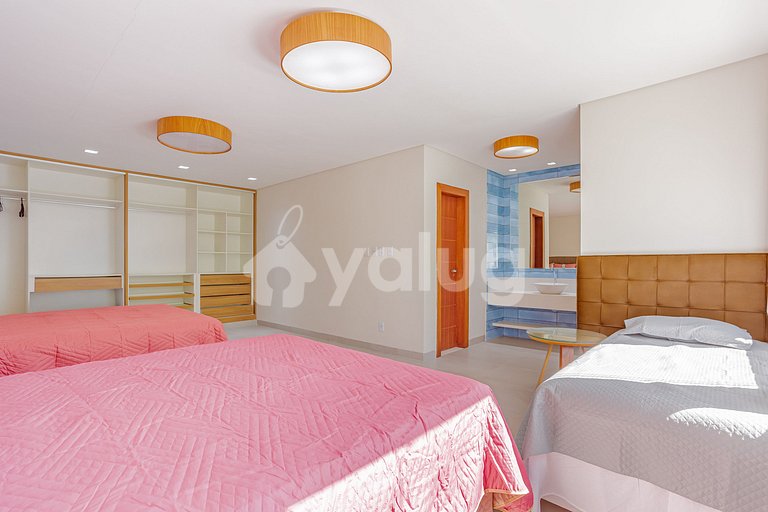 GB143 Beautiful Beachfront Mansion with 6 Suites and Pool