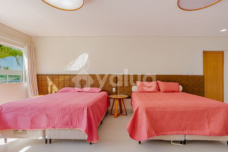 GB143 Beautiful Beachfront Mansion with 6 Suites and Pool