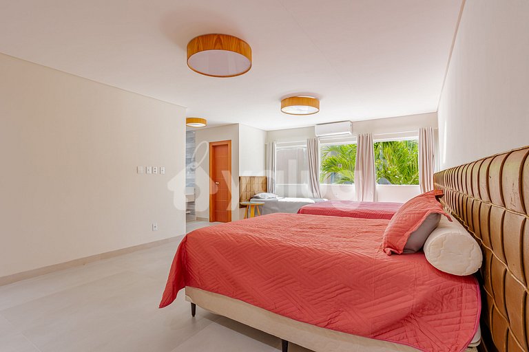 GB143 Beautiful Beachfront Mansion with 6 Suites and Pool