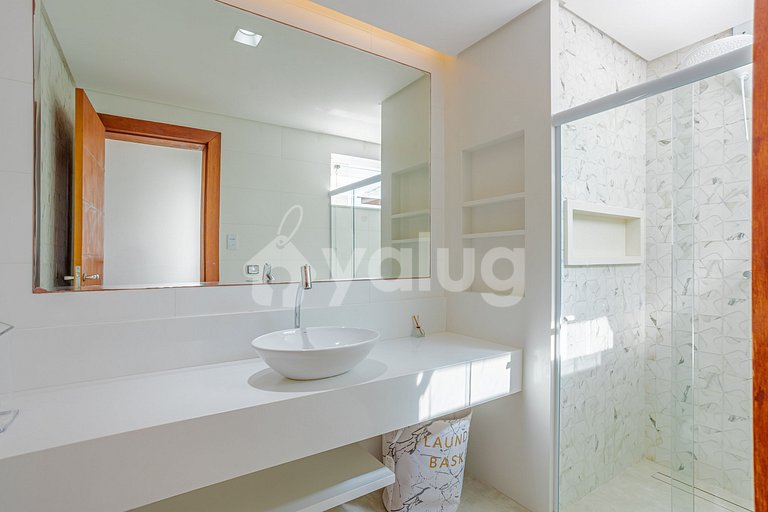 GB143 Beautiful Beachfront Mansion with 6 Suites and Pool