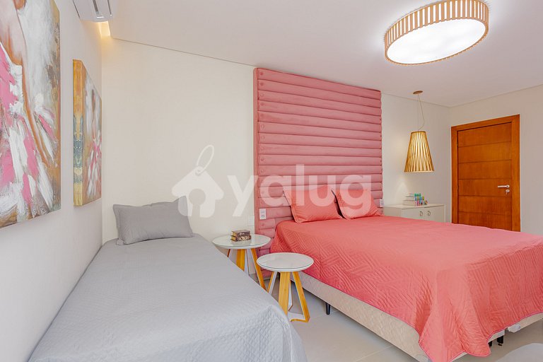 GB143 Beautiful Beachfront Mansion with 6 Suites and Pool