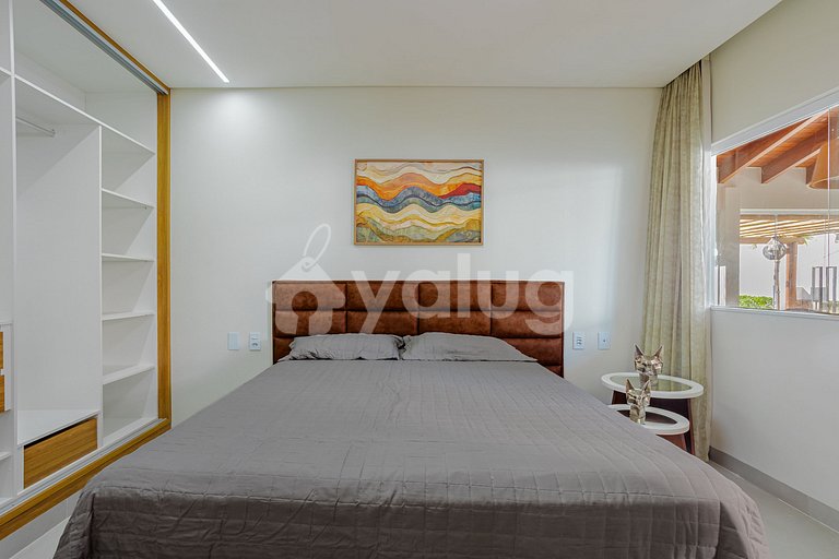 GB143 Beautiful Beachfront Mansion with 6 Suites and Pool