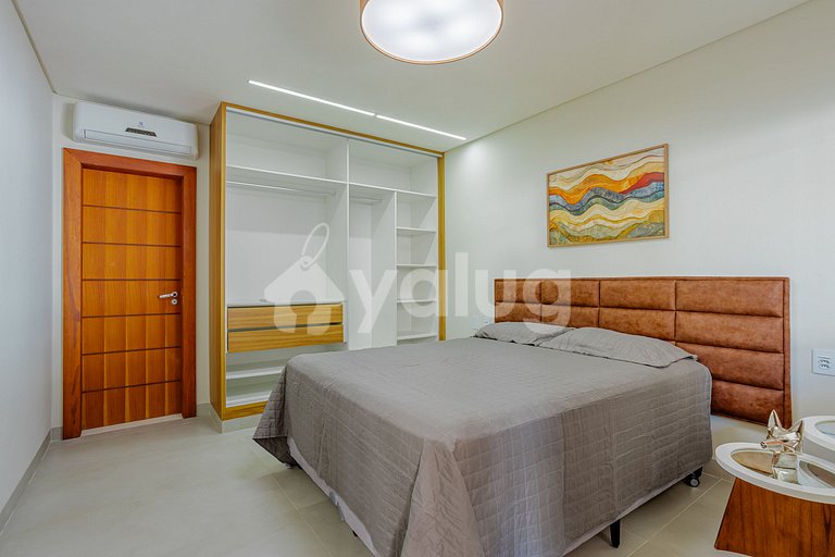 GB143 Beautiful Beachfront Mansion with 6 Suites and Pool