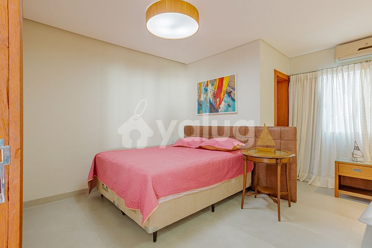 GB143 Beautiful Beachfront Mansion with 6 Suites and Pool