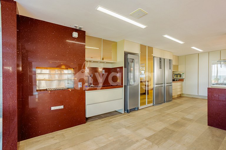 GB143 Beautiful Beachfront Mansion with 6 Suites and Pool