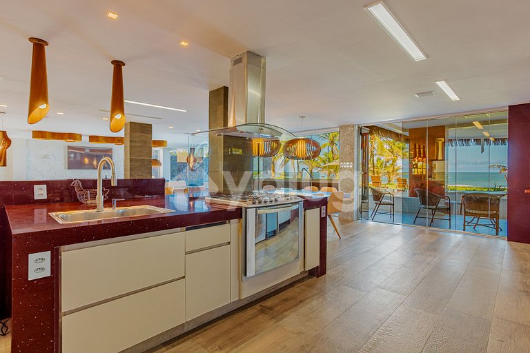 GB143 Beautiful Beachfront Mansion with 6 Suites and Pool