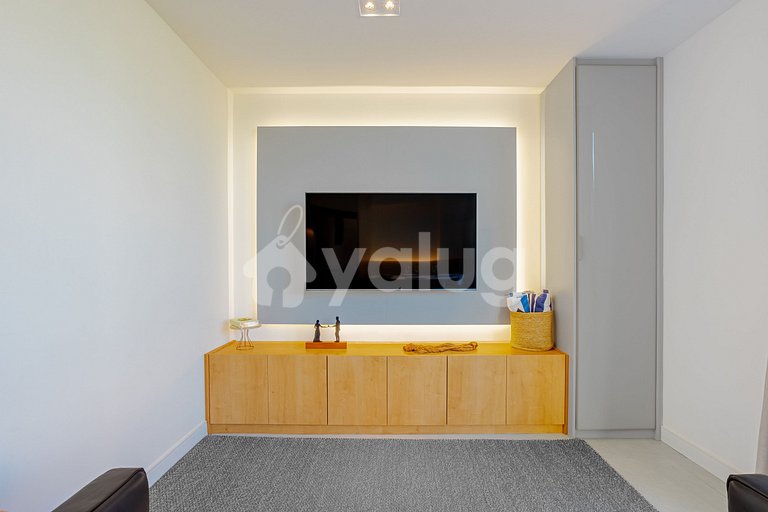 GB144 Beautiful apt with 3 suites beachfront condo.