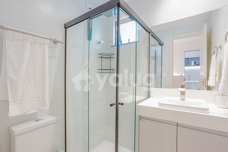 GB144 Beautiful apt with 3 suites beachfront condo.