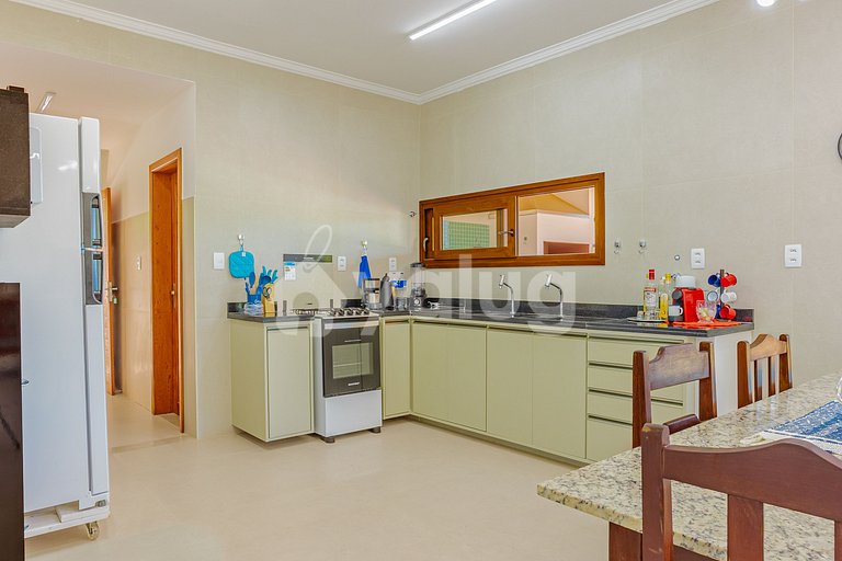 PF145 Beautiful House with Pool 5 Suites 500m from the Beach