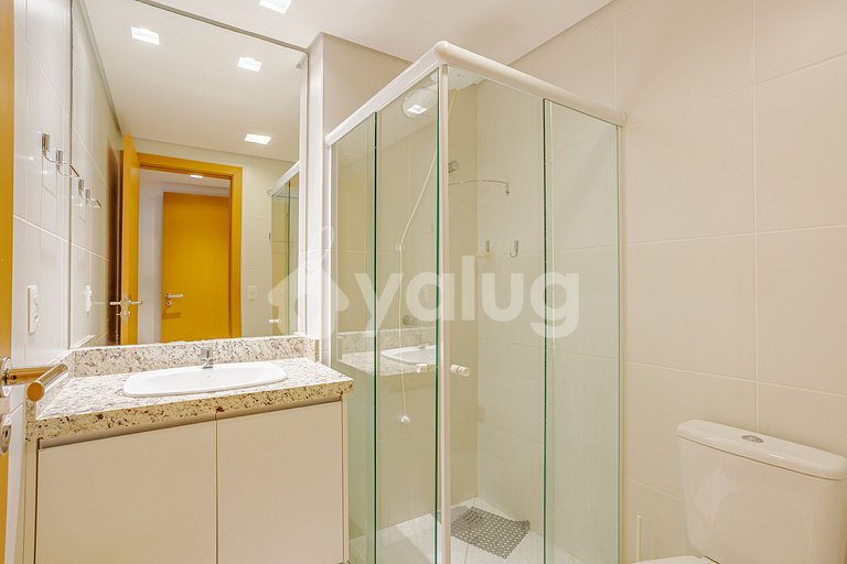 Lindo Apartamento 3 Suítes Condomínio pé na areia