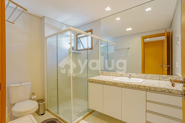 Hermoso apartamento de 3 suites en un condominio frente a la playa.