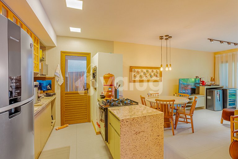 Beautiful 3-Suite Apartment in a Beachfront Condominium