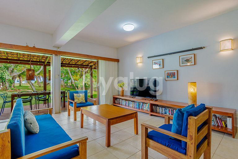 Wonderful beachfront house with pool and 5 bedrooms.