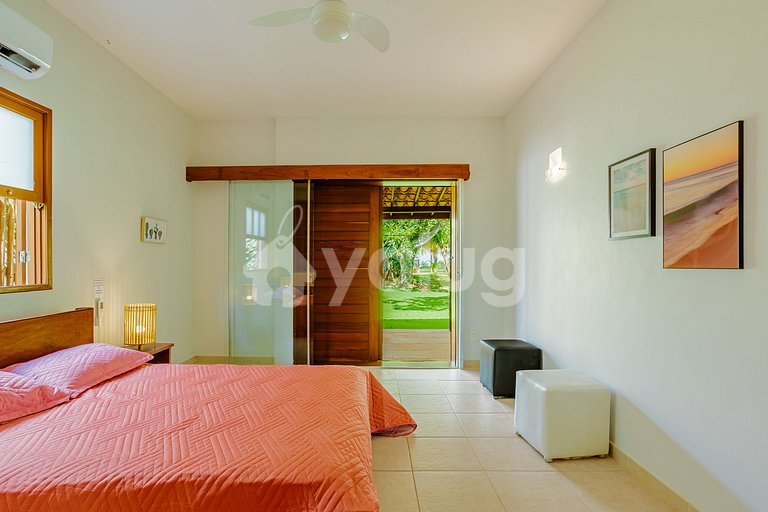 Wonderful beachfront house with pool and 5 bedrooms.