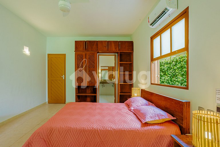 Wonderful beachfront house with pool and 5 bedrooms.